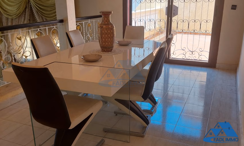 Villa à vendre avec terrasse et trois étages Villa à vendre avec terrasse et trois étages