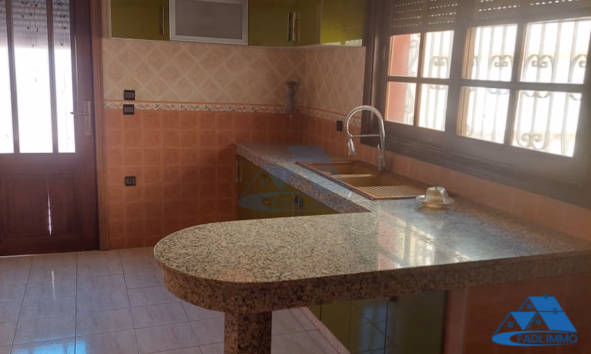 Villa à vendre avec terrasse et trois étages Villa à vendre avec terrasse et trois étages