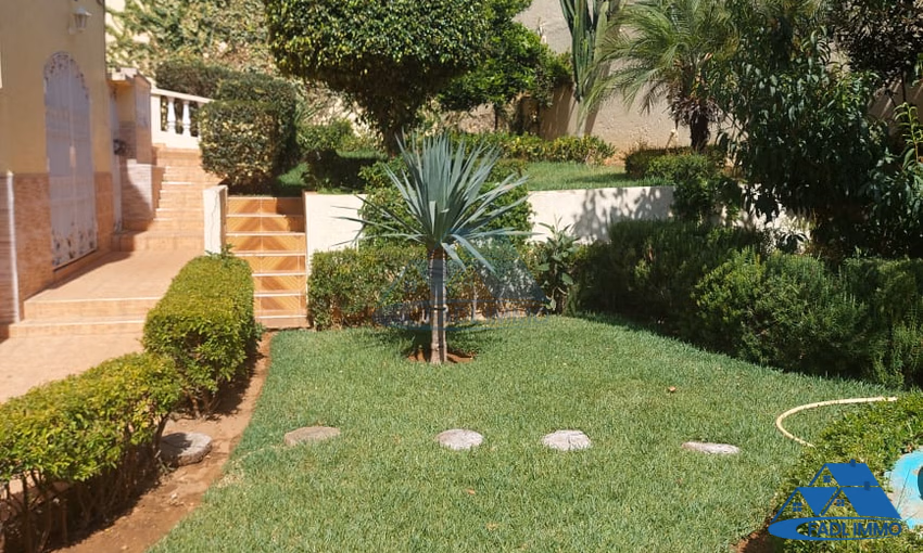 Villa à vendre avec terrasse et trois étages Villa à vendre avec terrasse et trois étages