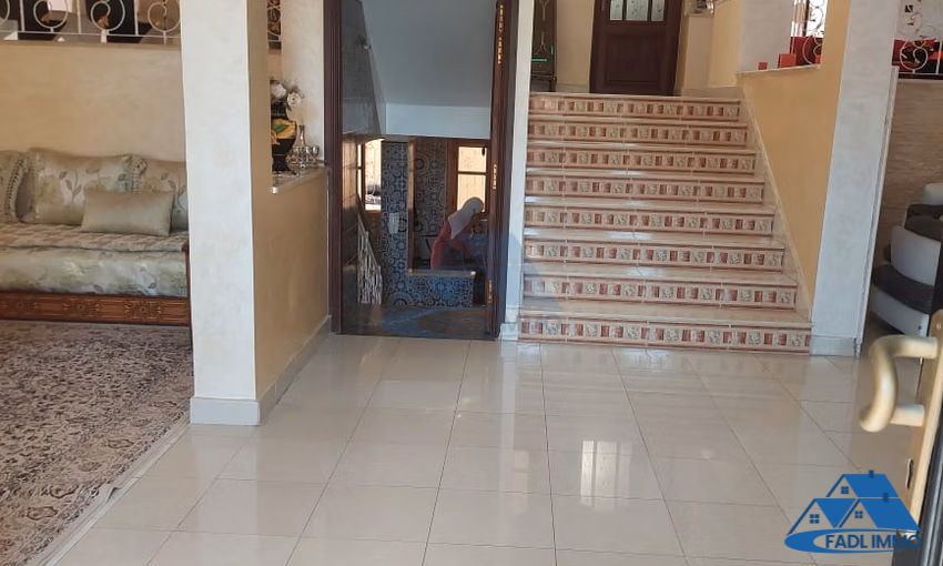 Villa à vendre avec terrasse et trois étages Villa à vendre avec terrasse et trois étages