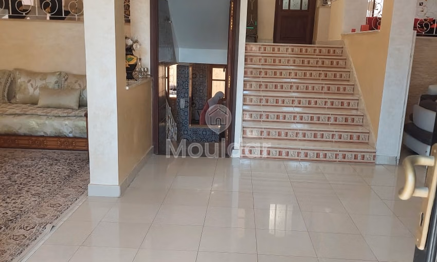 فيلا للبيع مع تراس و ثلاثة طوابق