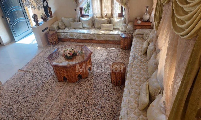 فيلا للبيع مع تراس و ثلاثة طوابق