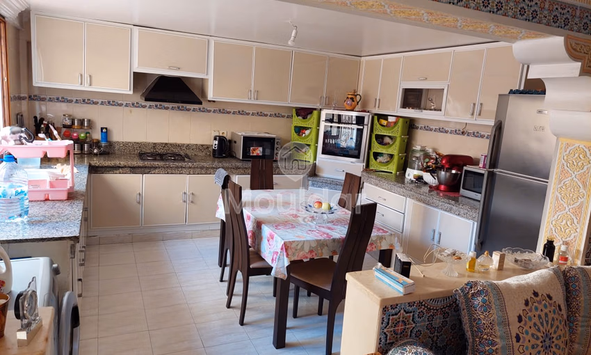 فيلا للبيع مع تراس و ثلاثة طوابق