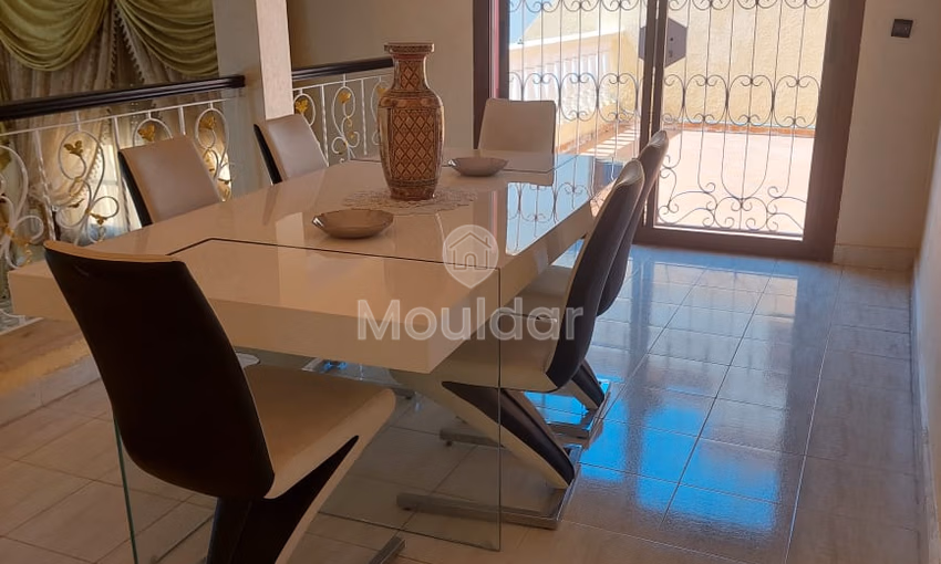 فيلا للبيع مع تراس و ثلاثة طوابق