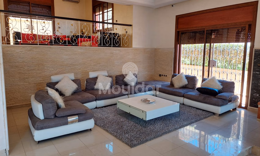 فيلا للبيع مع تراس و ثلاثة طوابق