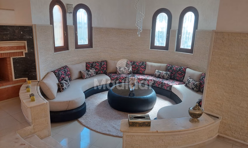 فيلا للبيع مع تراس و ثلاثة طوابق