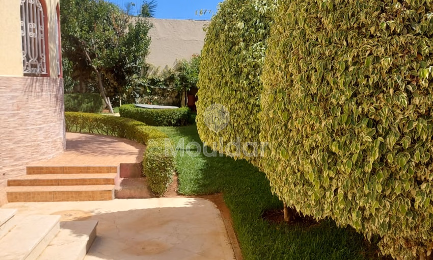 فيلا للبيع مع تراس و ثلاثة طوابق