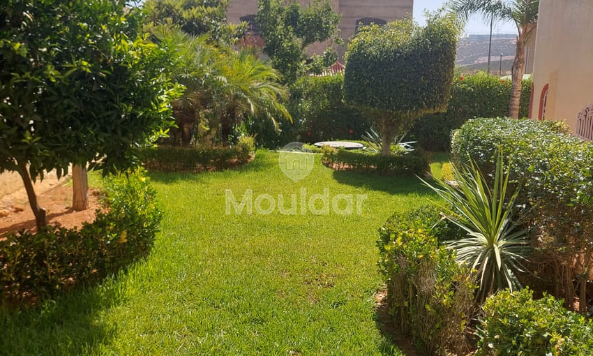 فيلا للبيع مع تراس و ثلاثة طوابق