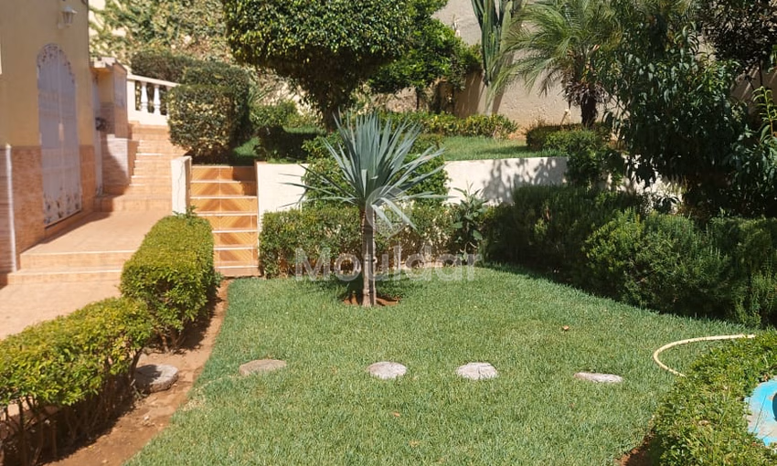 فيلا للبيع مع تراس و ثلاثة طوابق