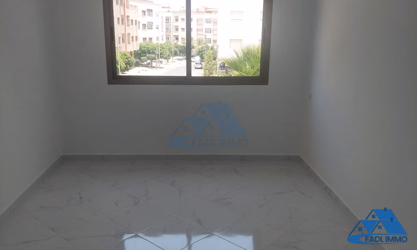 شقة جديدة للبيع مع شرفة في الطابق الأول