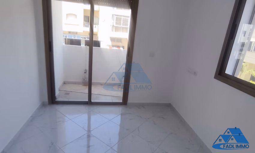 شقة جديدة للبيع مع شرفة في الطابق الأول