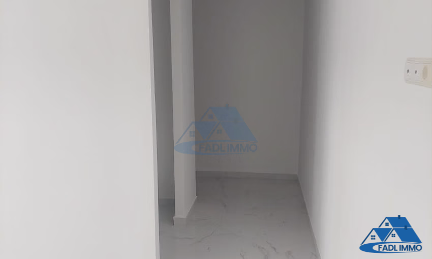 شقة جديدة للبيع مع شرفة في الطابق الأول