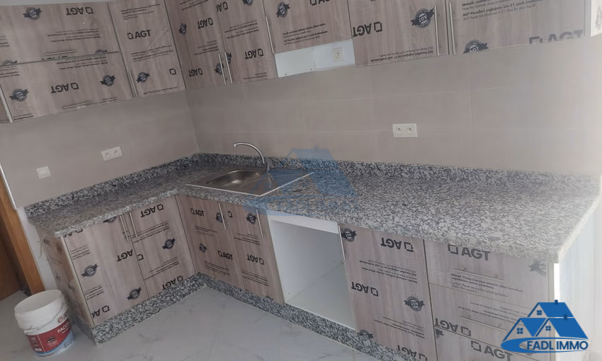 شقة جديدة للبيع مع شرفة في الطابق الأول