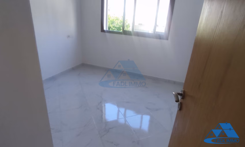 شقة جديدة للبيع مع شرفة في الطابق الأول