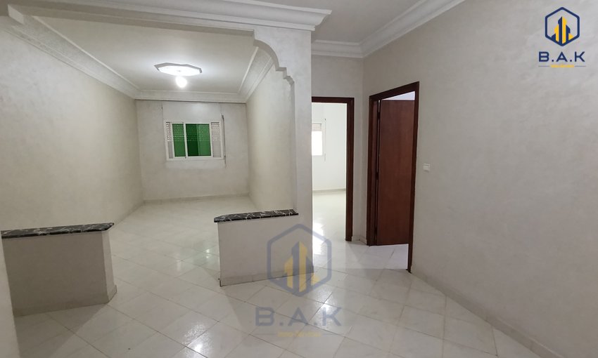 شقة للإيجار مع شرفة في الطابق الأول