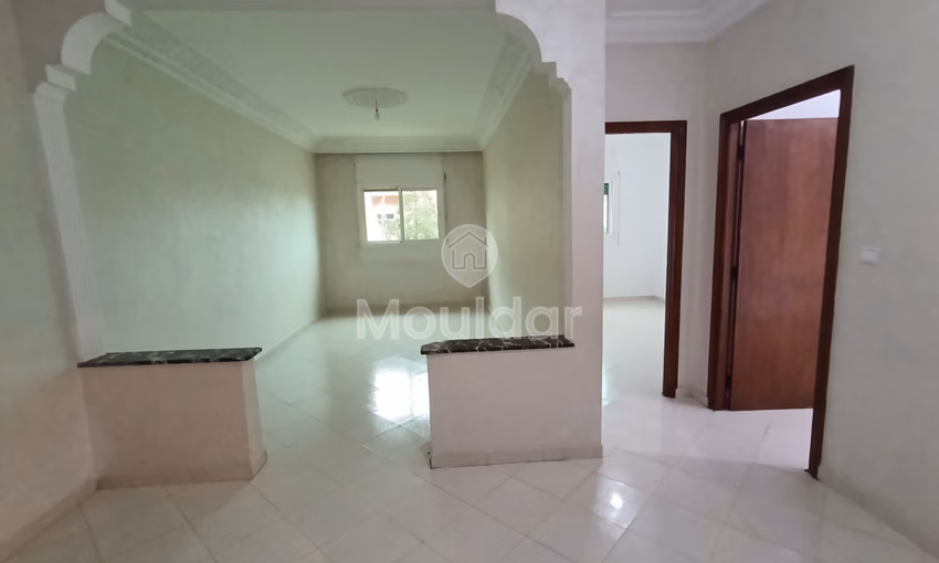 شقة للإيجار مع شرفة في الطابق الأول