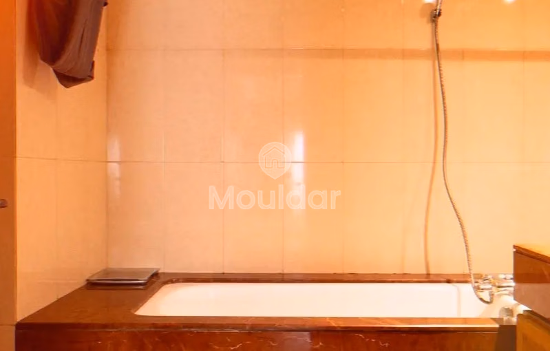 شقة للشراء مع شرفة في الطابق الأول شقة للشراء مع شرفة في الطابق الأول