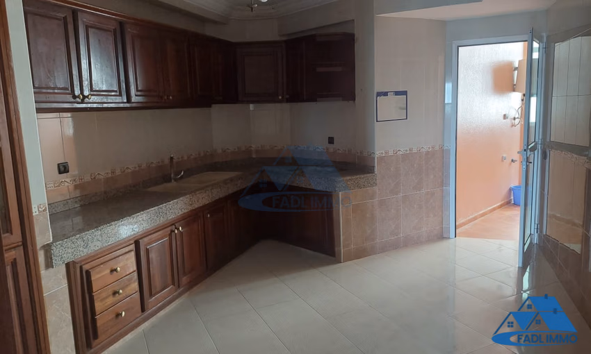 شقة للبيع مع تراس في الطابق الرابع شقة للبيع مع تراس في الطابق الرابع