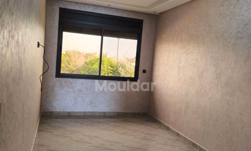 Apartamento en alquiler con balcón en el primer piso