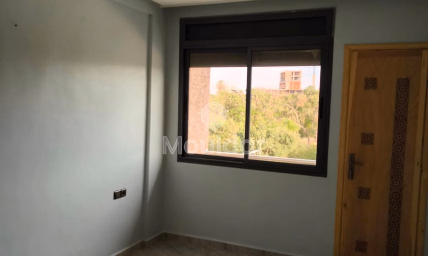 Apartamento en alquiler con balcón en el primer piso