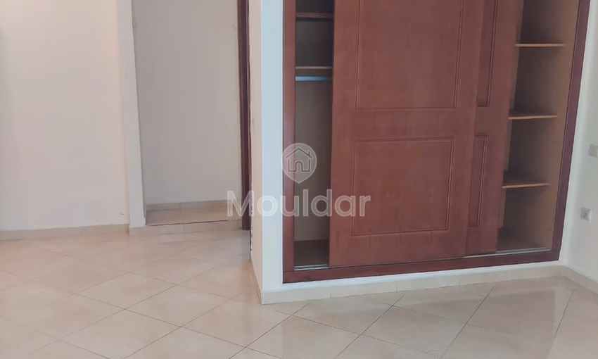 شقة للبيع مع تراس في الطابق الأول