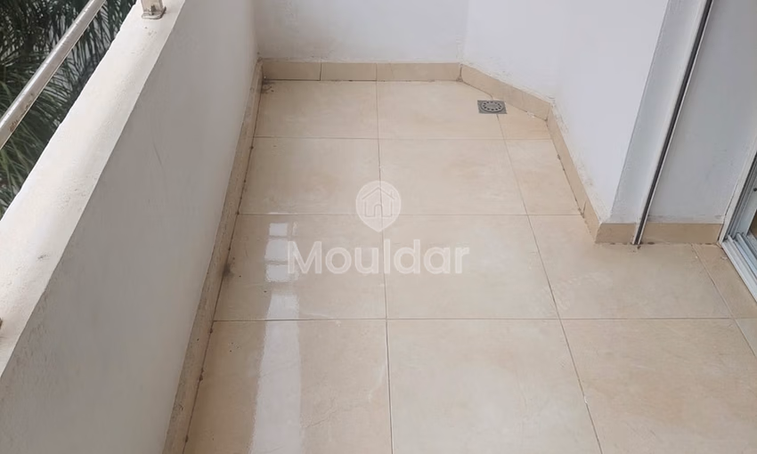 شقة للبيع مع تراس في الطابق الأول