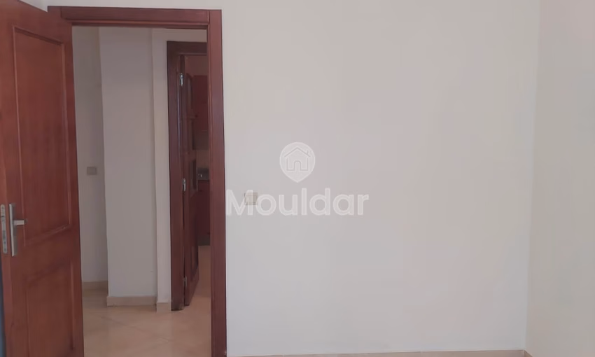 شقة للبيع مع تراس في الطابق الأول