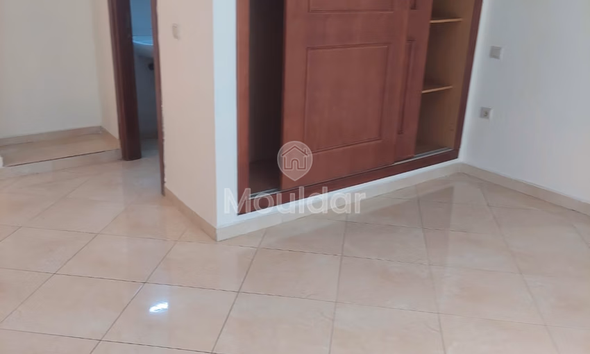 شقة للبيع مع تراس في الطابق الأول