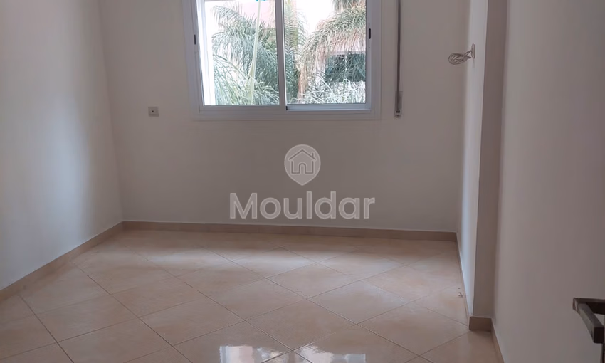 شقة للبيع مع تراس في الطابق الأول