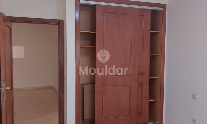 شقة للبيع مع تراس في الطابق الأول