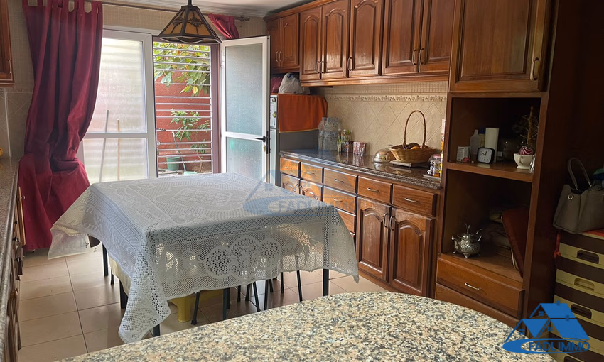 Villa for sale with terrace and three floors