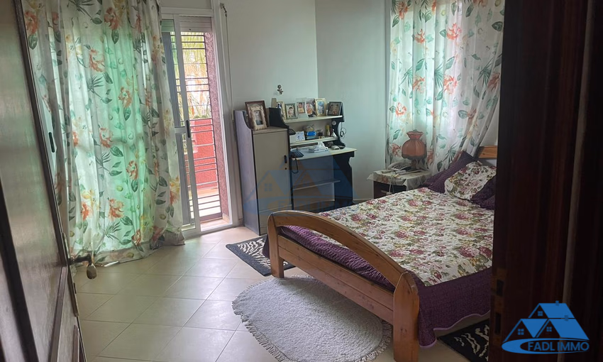 Villa for sale with terrace and three floors