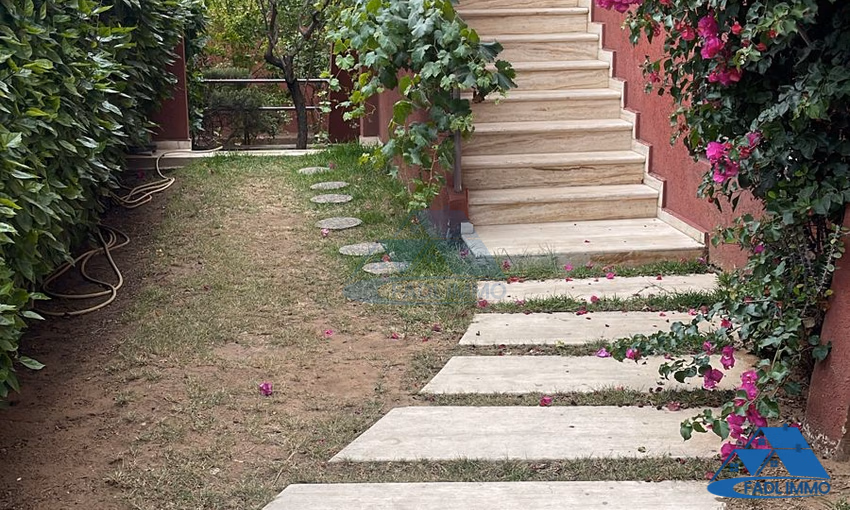 Villa for sale with terrace and three floors