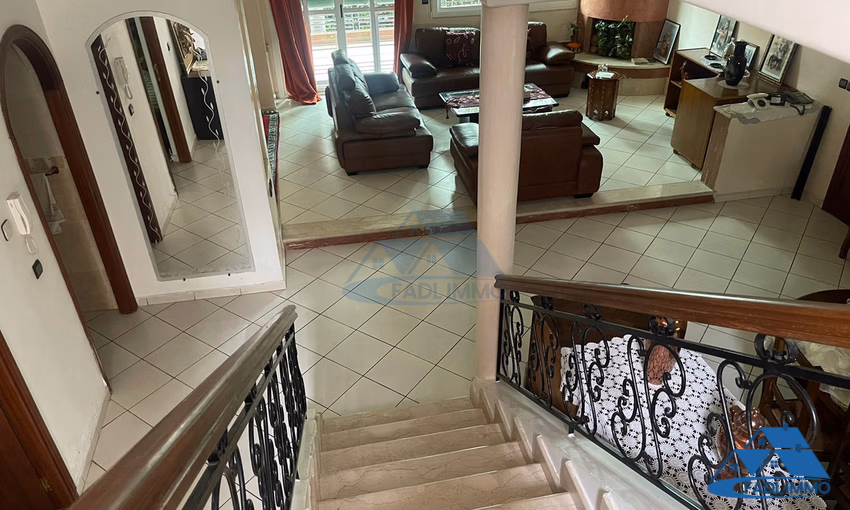 Villa for sale with terrace and three floors