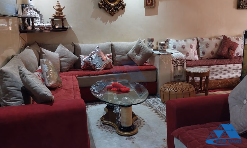 شقة للبيع مع شرفة في الطابق الثاني شقة للبيع مع شرفة في الطابق الثاني