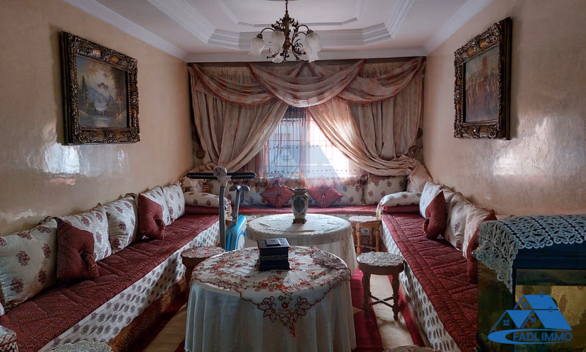 شقة للبيع مع شرفة في الطابق الثاني