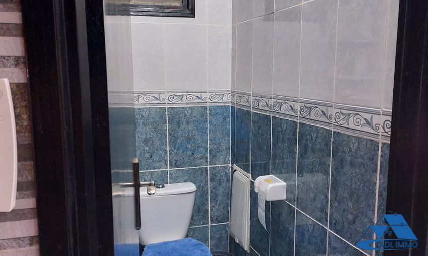 شقة للبيع مع شرفة في الطابق الثاني شقة للبيع مع شرفة في الطابق الثاني