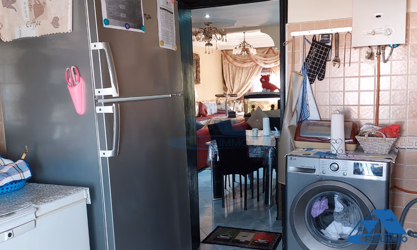 شقة للبيع مع شرفة في الطابق الثاني شقة للبيع مع شرفة في الطابق الثاني