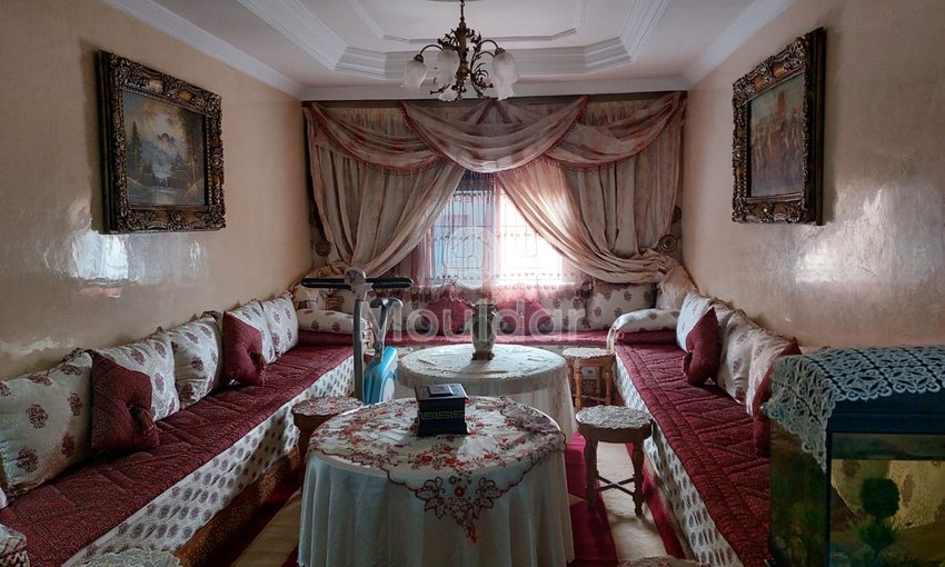 شقة للبيع مع شرفة في الطابق الثاني