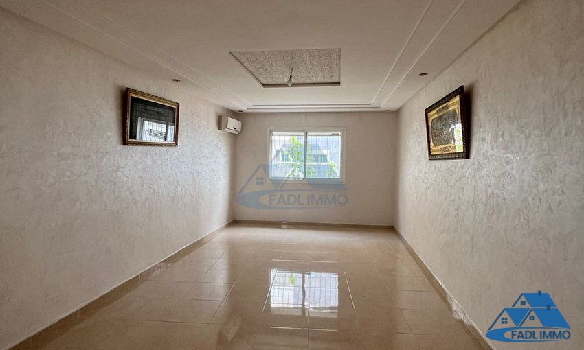 شقة للبيع مع شرفة في الطابق الثاني