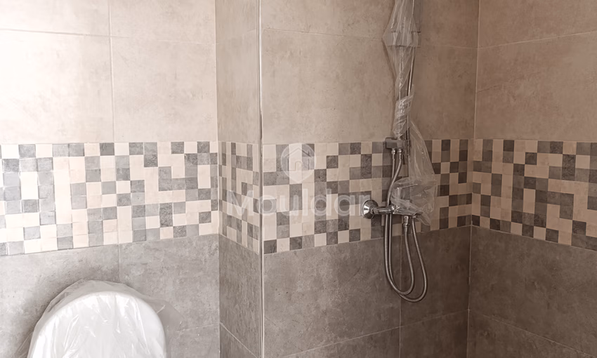 شقة للبيع مع تراس في الطابق الأول شقة للبيع مع تراس في الطابق الأول