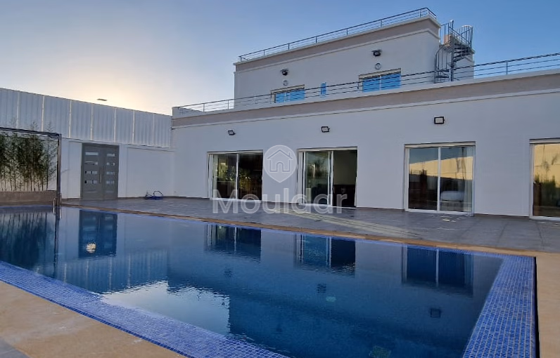 Villa en alquiler con piscina y dos plantas