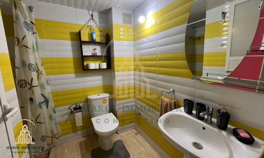 شقة للإيجار مع شرفة في الطابق الأول