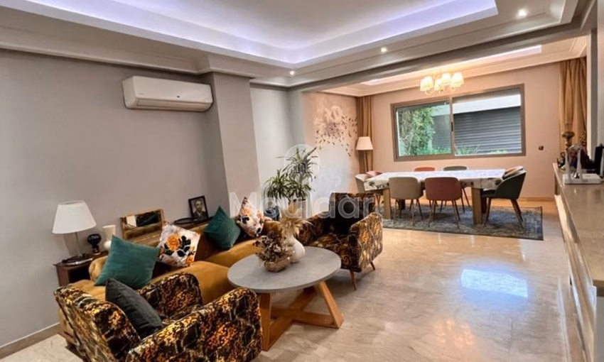 فيلا للشراء مع حديقة