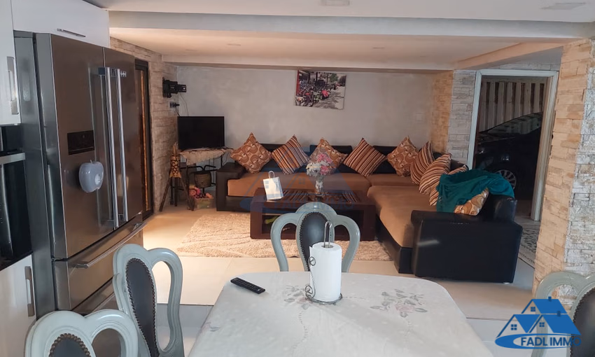 فيلا للبيع مع تراس و ثلاثة طوابق فيلا للبيع مع تراس و ثلاثة طوابق