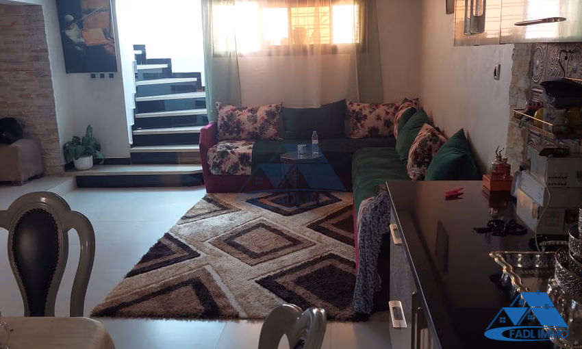 فيلا للبيع مع تراس و ثلاثة طوابق فيلا للبيع مع تراس و ثلاثة طوابق