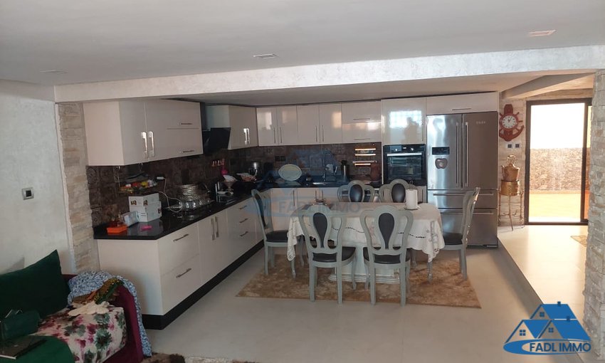 Villa for sale with terrace and three floors - view 6