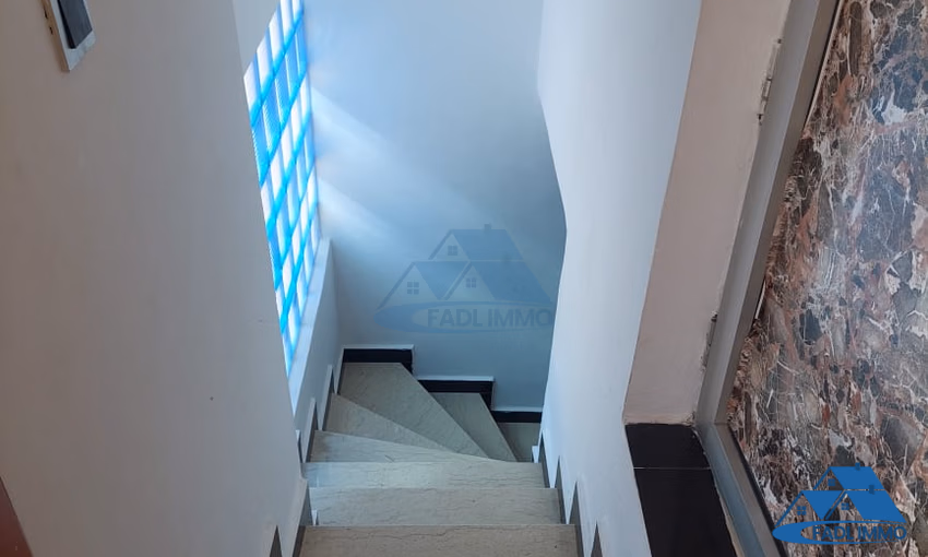 فيلا للبيع مع تراس و ثلاثة طوابق فيلا للبيع مع تراس و ثلاثة طوابق