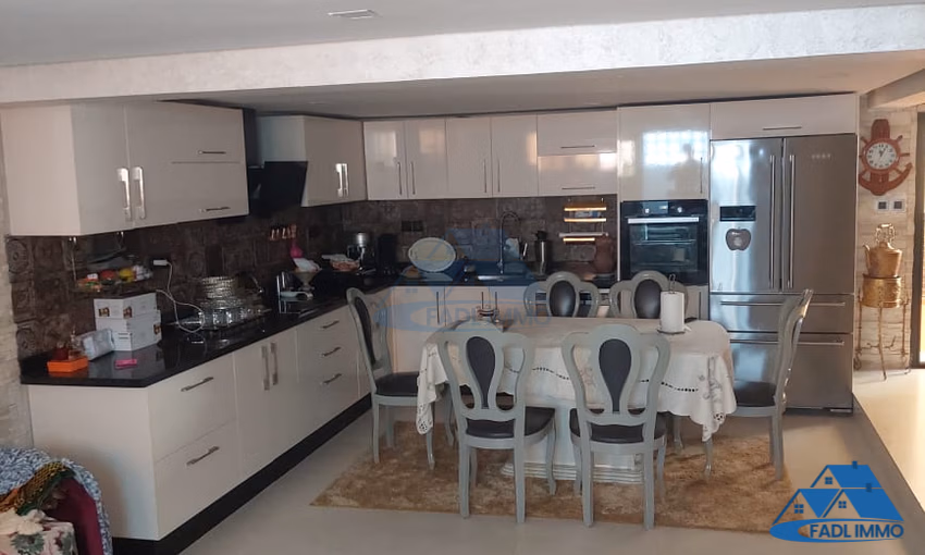 فيلا للبيع مع تراس و ثلاثة طوابق فيلا للبيع مع تراس و ثلاثة طوابق