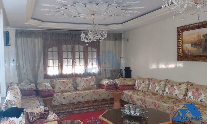 فيلا للبيع مع تراس و ثلاثة طوابق